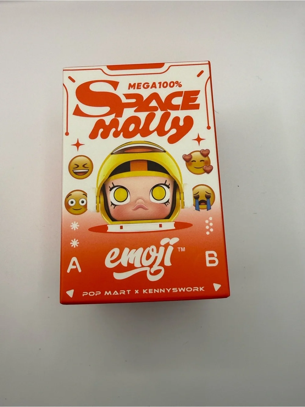 POP MART MEGA SPACE MOLLY 100% × emoji™ Series